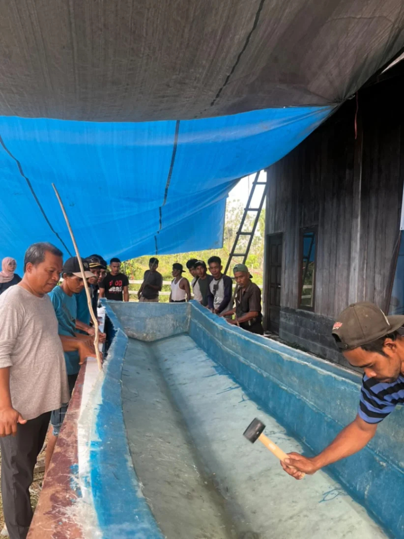 Warga dari empat kampung di Distrik Segun, Sorong, Papua Barat Daya, mengikuti pelatihan pembuatan kapal fiberglass bersama Tim Ekspedisi Patriot 8 Universitas Brawijaya (foto: kementerian transmigrasi)
