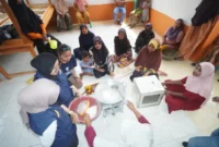 Pelatihan pengolahan kelapa menjadi kelapa parut kering yang didampingi TEP 1 UGM membuka peluang usaha baru bagi warga Desa Jojame, Pulau Bacan, Maluku Utara (foto: kementerian transmigrasi/TEP 1 UGM Pulau Bacan)