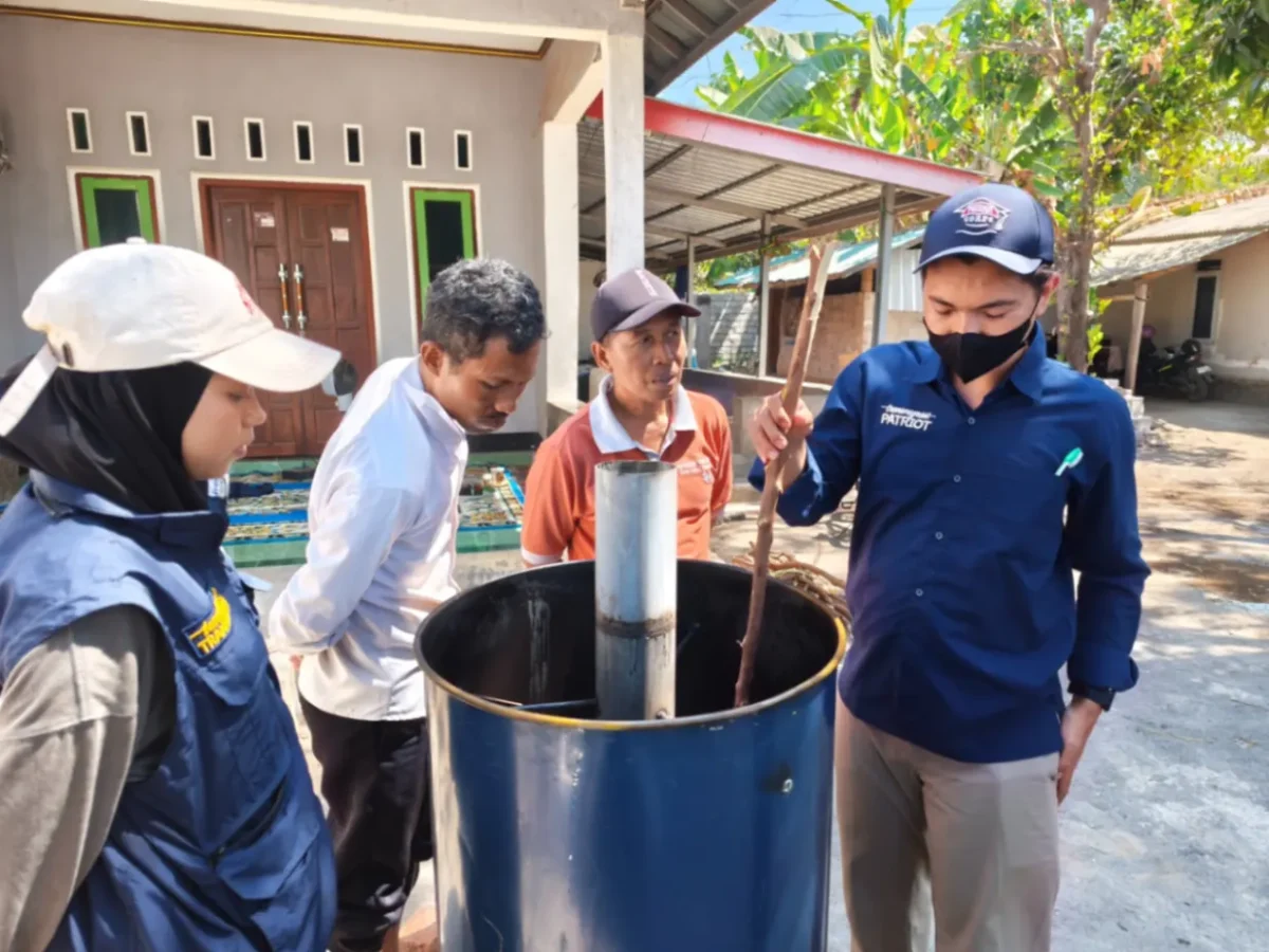 Tim Ekspedisi Patriot ITS mendampingi kelompok tani di Kawasan Transmigrasi Selaparang, Lombok Timur, dalam pemanfaatan limbah pertanian menjadi biochar (foto: kementerian transmigrasi)