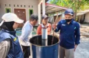 Tim Ekspedisi Patriot ITS mendampingi kelompok tani di Kawasan Transmigrasi Selaparang, Lombok Timur, dalam pemanfaatan limbah pertanian menjadi biochar (foto: kementerian transmigrasi)