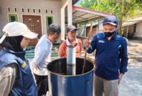 Tim Ekspedisi Patriot ITS mendampingi kelompok tani di Kawasan Transmigrasi Selaparang, Lombok Timur, dalam pemanfaatan limbah pertanian menjadi biochar (foto: kementerian transmigrasi)