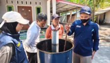 Tim Ekspedisi Patriot ITS mendampingi kelompok tani di Kawasan Transmigrasi Selaparang, Lombok Timur, dalam pemanfaatan limbah pertanian menjadi biochar (foto: kementerian transmigrasi)