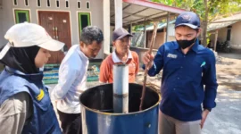 Tim Ekspedisi Patriot ITS mendampingi kelompok tani di Kawasan Transmigrasi Selaparang, Lombok Timur, dalam pemanfaatan limbah pertanian menjadi biochar (foto: kementerian transmigrasi)