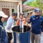Tim Ekspedisi Patriot ITS mendampingi kelompok tani di Kawasan Transmigrasi Selaparang, Lombok Timur, dalam pemanfaatan limbah pertanian menjadi biochar (foto: kementerian transmigrasi)