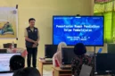 Siswa di kawasan Ransiki, Manokwari Selatan, memanfaatkan pendampingan sekolah untuk mempermudah proses awal pendaftaran Beasiswa ADiK melalui formulir digital yang dikembangkan Tim Ekspedisi Patriot ITS (foto: Tim Ekspedisi Patriot 2026 ITS)