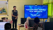 Siswa di kawasan Ransiki, Manokwari Selatan, memanfaatkan pendampingan sekolah untuk mempermudah proses awal pendaftaran Beasiswa ADiK melalui formulir digital yang dikembangkan Tim Ekspedisi Patriot ITS (foto: Tim Ekspedisi Patriot 2026 ITS)