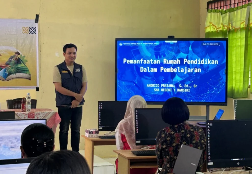 Siswa di kawasan Ransiki, Manokwari Selatan, memanfaatkan pendampingan sekolah untuk mempermudah proses awal pendaftaran Beasiswa ADiK melalui formulir digital yang dikembangkan Tim Ekspedisi Patriot ITS (foto: Tim Ekspedisi Patriot 2026 ITS)