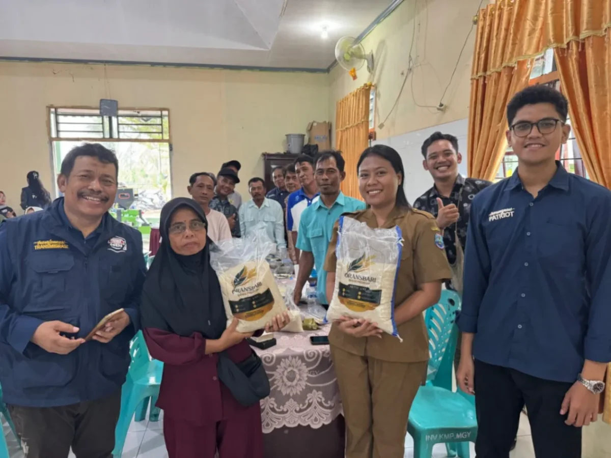 Pendampingan pengolahan gabah dan penyortiran beras di Oransbari menjadi bagian dari upaya meningkatkan mutu dan nilai jual Beras Premium Oransbari (foto: TIM TEP 20 ITS)