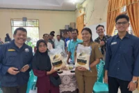 Pendampingan pengolahan gabah dan penyortiran beras di Oransbari menjadi bagian dari upaya meningkatkan mutu dan nilai jual Beras Premium Oransbari (foto: TIM TEP 20 ITS)