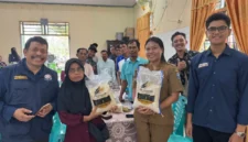 Pendampingan pengolahan gabah dan penyortiran beras di Oransbari menjadi bagian dari upaya meningkatkan mutu dan nilai jual Beras Premium Oransbari (foto: TIM TEP 20 ITS)