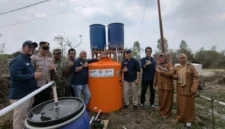 Instalasi pengolahan air yang dikembangkan TEP Unpad untuk membantu memperbaiki kualitas air sumur warga di enam kampung kawasan Bomberay–Tomage, Fakfak (Foto : Tim Ekspedisi Patriot UNPAD)