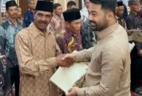 Penyerahan sertipikat hak milik untuk 194 bidang tanah transmigran di SP 1 Padang Tarok, Kabupaten Sijunjung, Sumatera Barat, melalui Program Trans Tuntas (foto: kementerian transmigrasi)