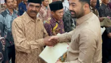 Penyerahan sertipikat hak milik untuk 194 bidang tanah transmigran di SP 1 Padang Tarok, Kabupaten Sijunjung, Sumatera Barat, melalui Program Trans Tuntas (foto: kementerian transmigrasi)