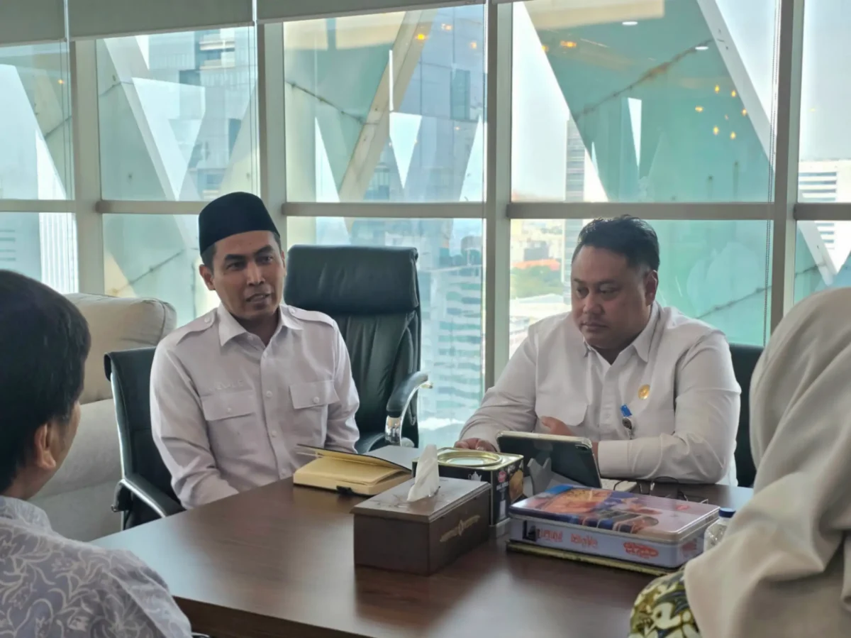 Kemenhaj dan OJK membahas penguatan mekanisme perlindungan dana jemaah umrah di Jakarta (foto: kementerian hai dan umrah)