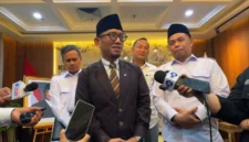 Wakil Menteri Haji dan Umrah Dahnil Anzar Simanjuntak mendorong penggunaan penerbangan langsung menuju Jeddah atau Madinah untuk mendukung keamanan perjalanan jemaah dan memperkuat industri penerbangan nasional (foto: kementerian haji dan umrah)