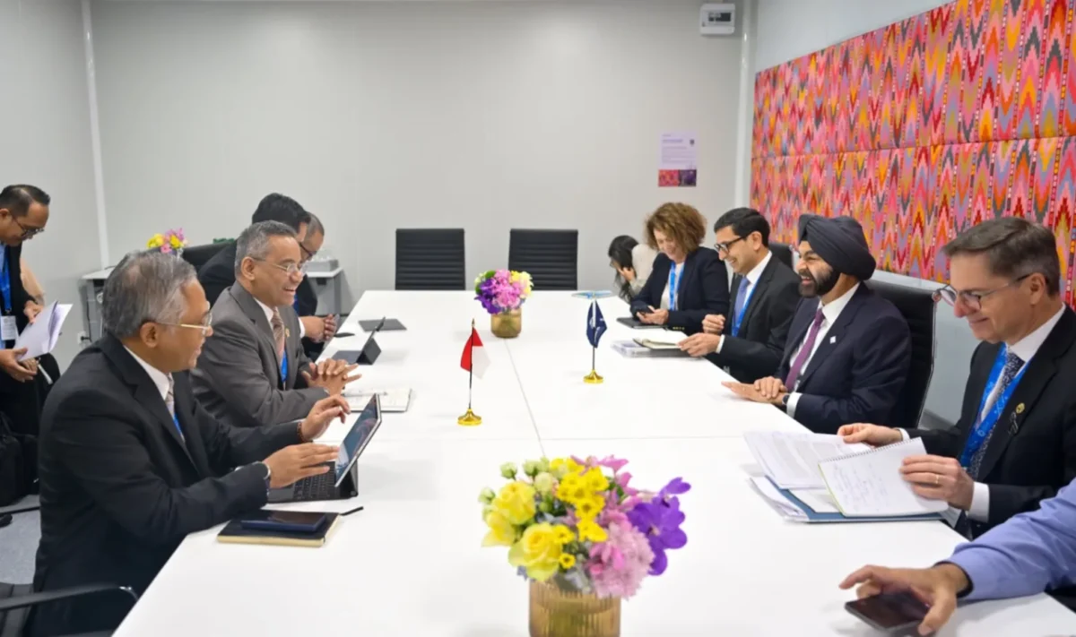 Menteri Keuangan Suahasil Nazara bertemu Presiden World Bank Group Ajay Banga di Bangkok, Thailand, untuk membahas disiplin fiskal, pendalaman sektor keuangan, dan dukungan terhadap hilirisasi sumber daya alam (foto: kementerian keuangan)