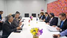 Menteri Keuangan Suahasil Nazara bertemu Presiden World Bank Group Ajay Banga di Bangkok, Thailand, untuk membahas disiplin fiskal, pendalaman sektor keuangan, dan dukungan terhadap hilirisasi sumber daya alam (foto: kementerian keuangan)