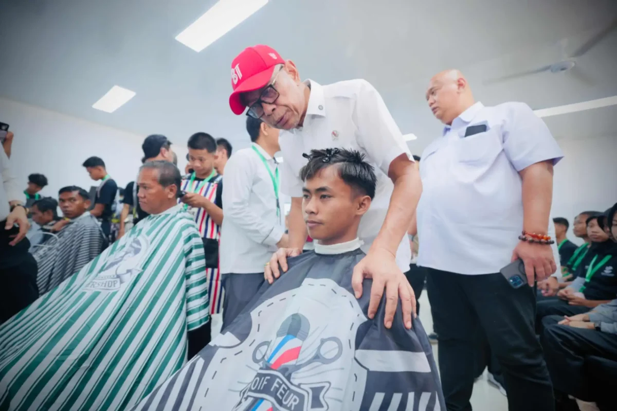 Siswa Sekolah Rakyat mengikuti pelatihan vokasi bidang pangkas rambut, penataan rambut, dan tata rias sebagai bekal memasuki dunia kerja (foto: kementerian sosial)
