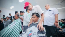 Siswa Sekolah Rakyat mengikuti pelatihan vokasi bidang pangkas rambut, penataan rambut, dan tata rias sebagai bekal memasuki dunia kerja (foto: kementerian sosial)