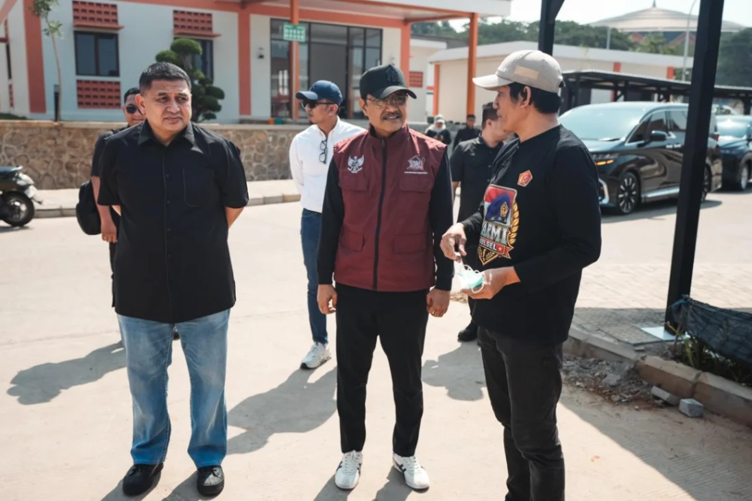 Menteri Sosial Saifullah Yusuf atau Gus Ipul meninjau kesiapan operasional dapur Sekolah Rakyat Terintegrasi 3 Sulawesi Selatan di Makassar (foto: kementerian sosial)
