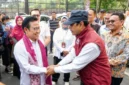 Menteri Sosial Saifullah Yusuf dan Menteri Koordinator Bidang Pemberdayaan Masyarakat Muhaimin Iskandar meninjau pelatihan usaha mikro bagi 100 ibu dan wali siswa Sekolah Rakyat se-Bandung Raya di Bandung Creative Hub (foto: kementerian sosial)