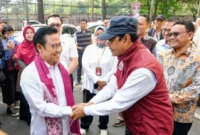 Menteri Sosial Saifullah Yusuf dan Menteri Koordinator Bidang Pemberdayaan Masyarakat Muhaimin Iskandar meninjau pelatihan usaha mikro bagi 100 ibu dan wali siswa Sekolah Rakyat se-Bandung Raya di Bandung Creative Hub (foto: kementerian sosial)