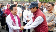 Menteri Sosial Saifullah Yusuf dan Menteri Koordinator Bidang Pemberdayaan Masyarakat Muhaimin Iskandar meninjau pelatihan usaha mikro bagi 100 ibu dan wali siswa Sekolah Rakyat se-Bandung Raya di Bandung Creative Hub (foto: kementerian sosial)