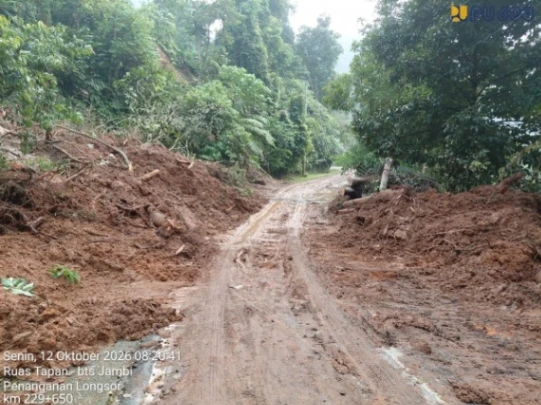Petugas BPJN Sumatera Barat mengerahkan alat berat untuk membersihkan material longsor di ruas jalan nasional Tapan–Batas Jambi, Kabupaten Pesisir Selatan, Sumatera Barat (foto: kementerian pekerjaan umum)