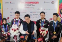 Menpora Erick Thohir menyambut atlet Indonesia peraih medali Asian Games 2026 setelah tiba di Terminal 3 Bandara Internasional Soekarno-Hatta, Tangerang, Banten (foto: kementerian pemuda dan olahraga)