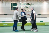 Menpora Erick Thohir melakukan servis pertama saat membuka Indonesian Padel League 2026 di Bandeja Padel Arena, Ancol, Jakarta Utara (foto: kementerian pemuda dan olahraga)