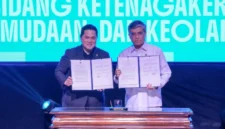 Menpora Erick Thohir bersama Menaker Yassierli menandatangani nota kesepahaman untuk memperkuat kolaborasi program ketenagakerjaan, kepemudaan, dan perluasan kesempatan kerja bagi pemuda dalam Indonesia Youth Summit 2026 di Jakarta (foto: kementerian pemuda dan olahraga)