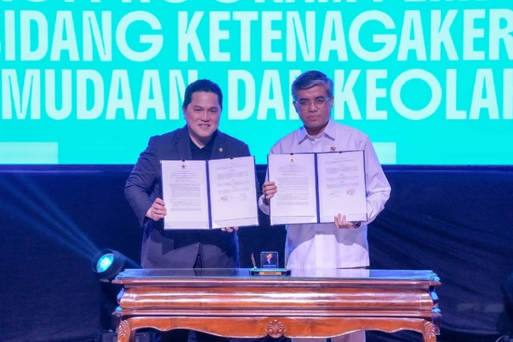 Menpora Erick Thohir bersama Menaker Yassierli menandatangani nota kesepahaman untuk memperkuat kolaborasi program ketenagakerjaan, kepemudaan, dan perluasan kesempatan kerja bagi pemuda dalam Indonesia Youth Summit 2026 di Jakarta (foto: kementerian pemuda dan olahraga)