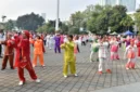 Anggota Klub Jantung Sehat dan komunitas Asosiasi Dong Yue Taiji Quan Indonesia mengikuti kegiatan Rabu Bugar di halaman kantor Kemenpora, Jakarta (foto: kementerian pemuda dan olahraga)