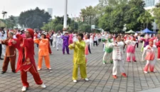 Anggota Klub Jantung Sehat dan komunitas Asosiasi Dong Yue Taiji Quan Indonesia mengikuti kegiatan Rabu Bugar di halaman kantor Kemenpora, Jakarta (foto: kementerian pemuda dan olahraga)