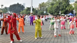 Anggota Klub Jantung Sehat dan komunitas Asosiasi Dong Yue Taiji Quan Indonesia mengikuti kegiatan Rabu Bugar di halaman kantor Kemenpora, Jakarta (foto: kementerian pemuda dan olahraga)