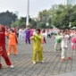 Anggota Klub Jantung Sehat dan komunitas Asosiasi Dong Yue Taiji Quan Indonesia mengikuti kegiatan Rabu Bugar di halaman kantor Kemenpora, Jakarta (foto: kementerian pemuda dan olahraga)
