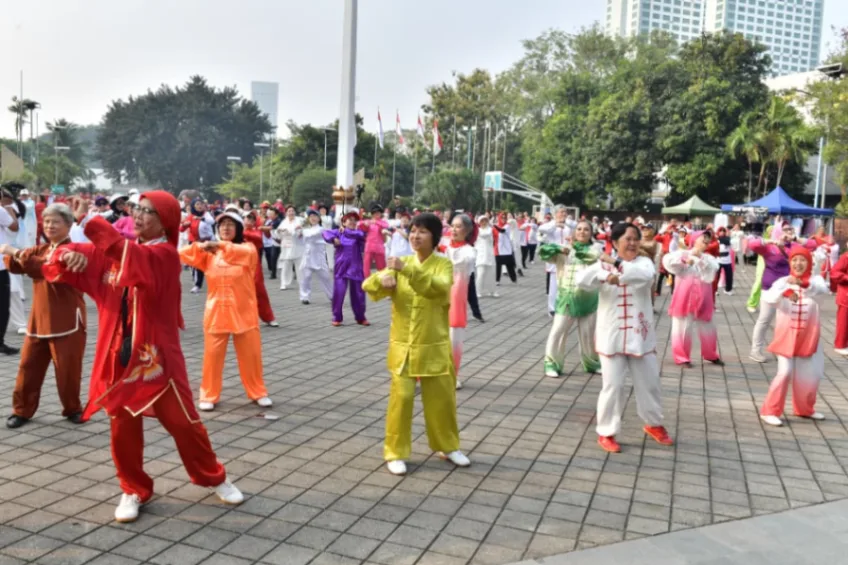 Anggota Klub Jantung Sehat dan komunitas Asosiasi Dong Yue Taiji Quan Indonesia mengikuti kegiatan Rabu Bugar di halaman kantor Kemenpora, Jakarta (foto: kementerian pemuda dan olahraga)