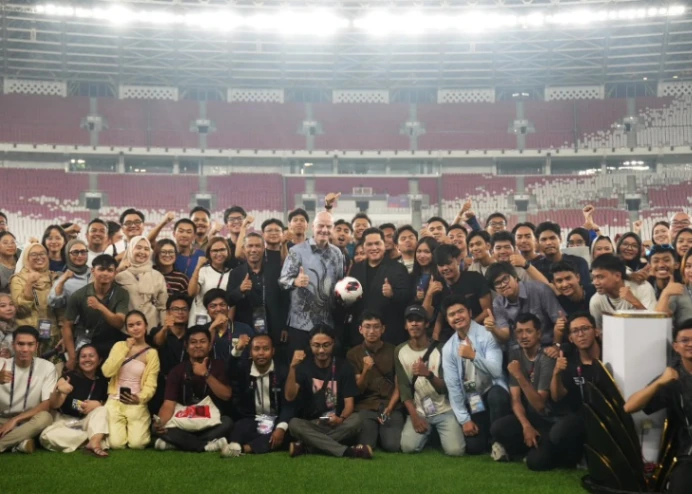 Presiden FIFA Gianni Infantino bersama Ketua Umum PSSI Erick Thohir meninjau kesiapan Stadion Utama Gelora Bung Karno, Jakarta, menjelang final FIFA ASEAN Cup 2026 (foto: kementerian pemuda dan olahraga)