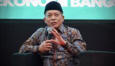 Menteri Koperasi sekaligus Sekretaris Jenderal Syarikat Islam Ferry Juliantono dan Ketua Umum PP Muhammadiyah Haedar Nashir menjadi narasumber Dialog Kebangsaan di Surabaya (foto: kementerian koperasi