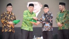 Menteri Koperasi Ferry Juliantono saat membahas penguatan ekonomi umat melalui sinergi Syarikat Islam, Baznas, dan Masyarakat Ekonomi Syariah dalam Dialog Kebangsaan di Surabaya, Jawa Timur (foto: kementerian koperasi)